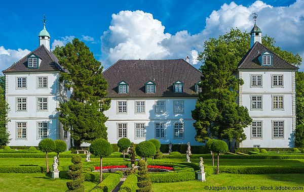 Barocke Pracht: Das Herrenhaus von Gut Panker mit italienischem Garten im Sommer