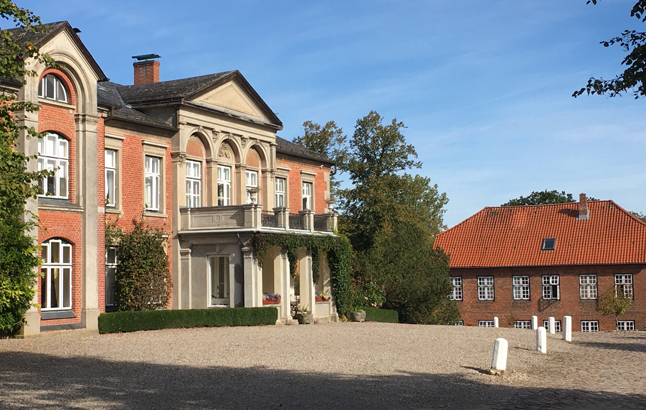 Das Gut Helmstorf und sein imposantes Herrenhaus gehört zu unseren Lieblingslocations in Schleswig-Holstein