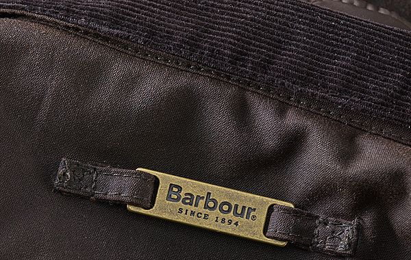 Vermeiden Sie einen Wachsübertrag auf Cordkragen und das Innenfutter der Wachsjacke. Cordkragen einer Original Barbour Wachsjacke
