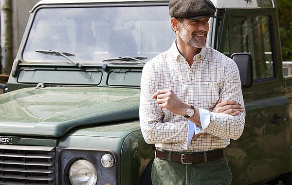 Klassischer Country Look: Cordhose mit Tattersallhemd & Tweedkappe