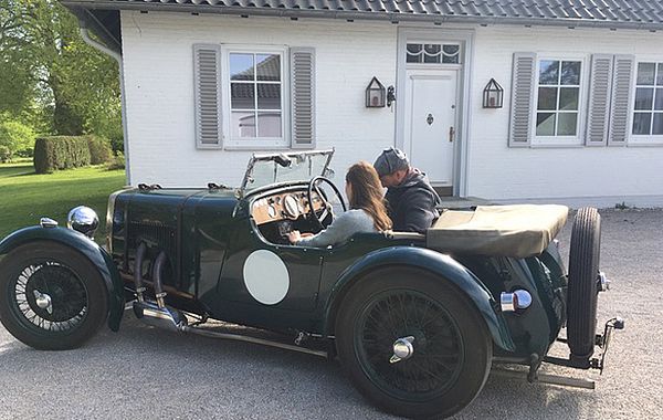 Unser Modelpaar im Aston Martin Oldtimer von 1929