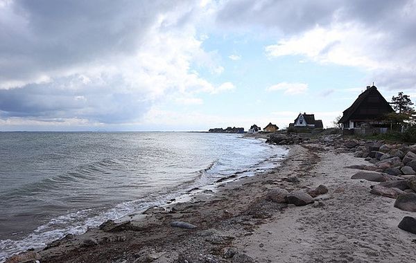 Dunkle Regenwolken am Strand von Graswarder