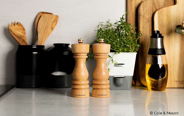 Küche mit Gewürzmühlen von Cole & Mason