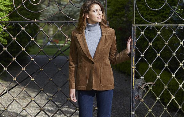 Cordblazer mit Kaschmir-Rollkragenpullover kombiniert