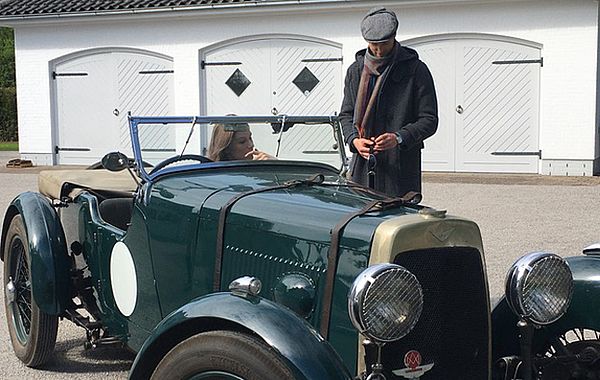 Unser Herrenmodel begutachtet den Aston Martin von 1929