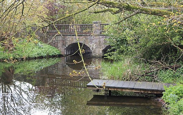 Brücke und Wassergraben mit kleinem Steg auf Gut Löhrstorff