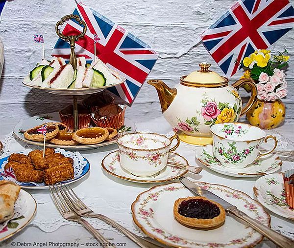 Britische Teatime mit herzhaften und süßen Köstlichkeiten