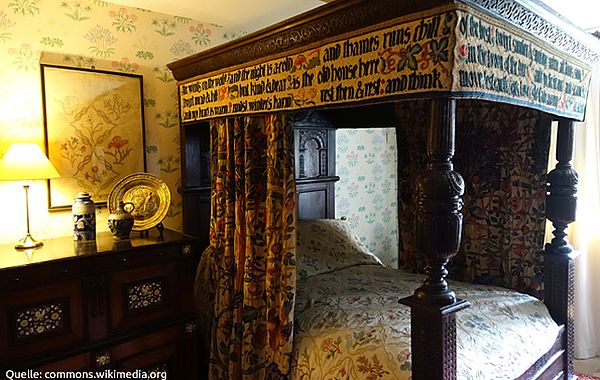 Schlafzimmer mit Ehebett von William Morris in Kelmscott Manor
