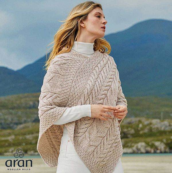 Irischer Strickponcho mit Aranstrick