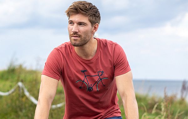 Greenbomb Fairtrade Shirts Mann auf Fahrrad trägt Bicycle Shirt von Greenbomb