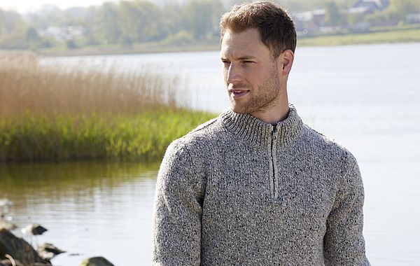 Herrenmodel trägt Troyer am Flussufer