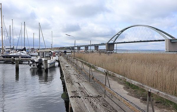 Fehmarnsundbrücke mit Segelbooten im Hintergrund