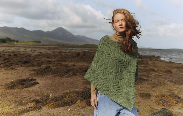 Grüner Aran Strickponcho von Aran Woollen Mills