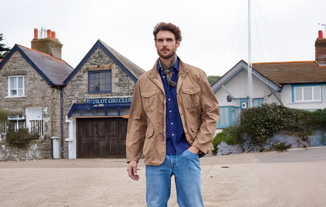 Mann vor Häuserzeile