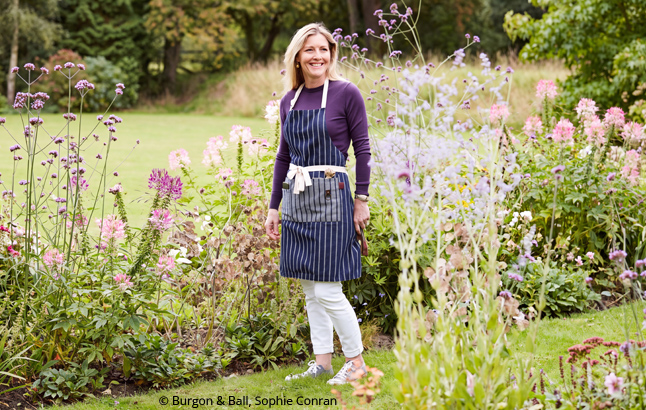 Sophie Conran in einem Staudengarten