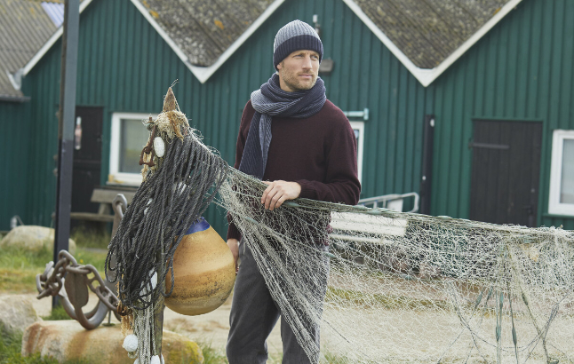 Fisherman Donegal-Pullover vor den Fischerhütten in Hohwacht fotografiert