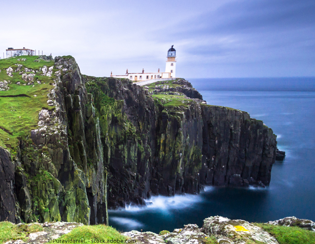 Schottische Küste auf der Isle of Skye mit Leuchtturm