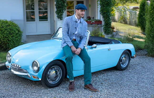 Mann lehnt an Sportwagen