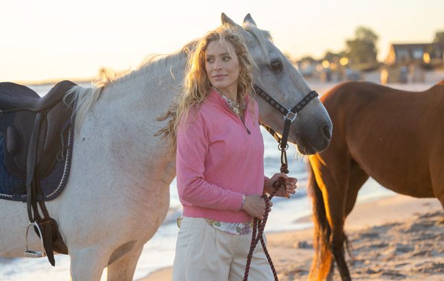 Frau am Strand führt Schimmel