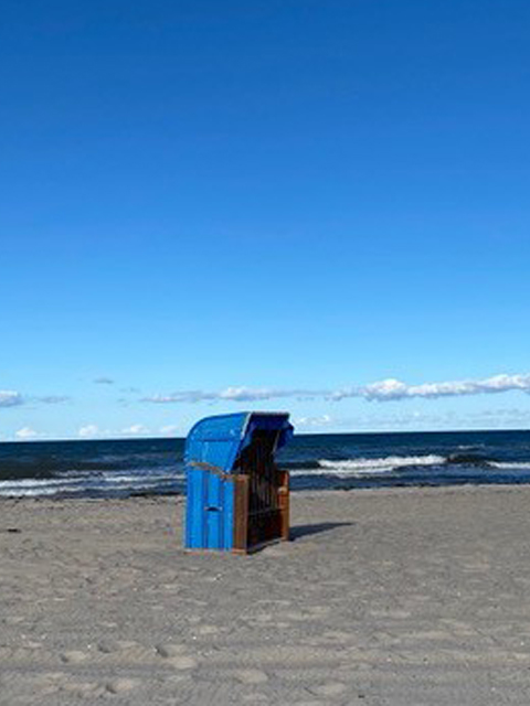 Einsamer Strandkorb an der Ostsee