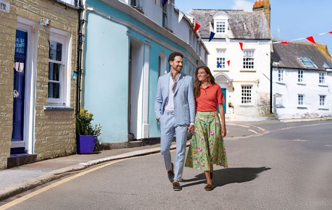 Paar spaziert in hübscher Straße