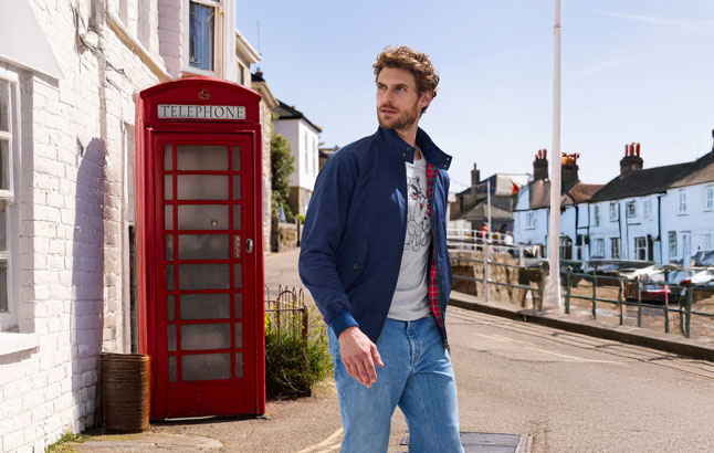 Mann vor Straße mit Telefonzelle