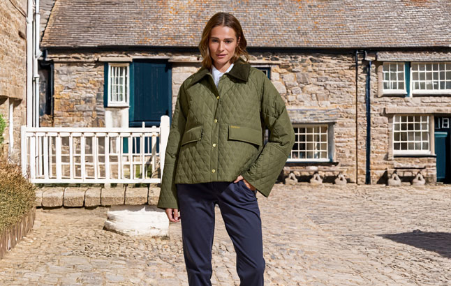 Frau in Steppjacke im typischen Barbour-Dessin