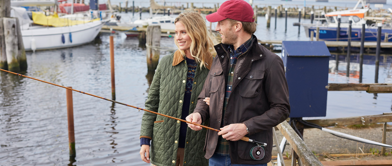 Paar im Segelhafen mit Barbour-Jacken