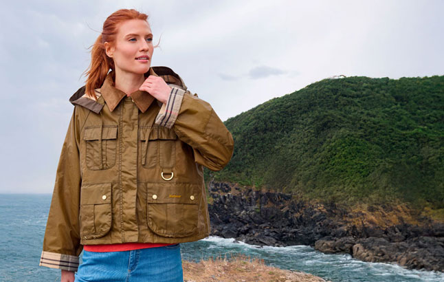 Frau in modischer Barbour-Jacke