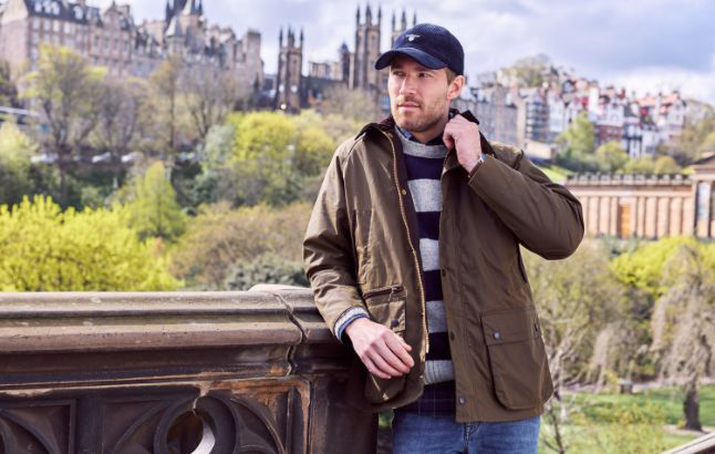Mann in typischer Barbour-Wachsjacke
