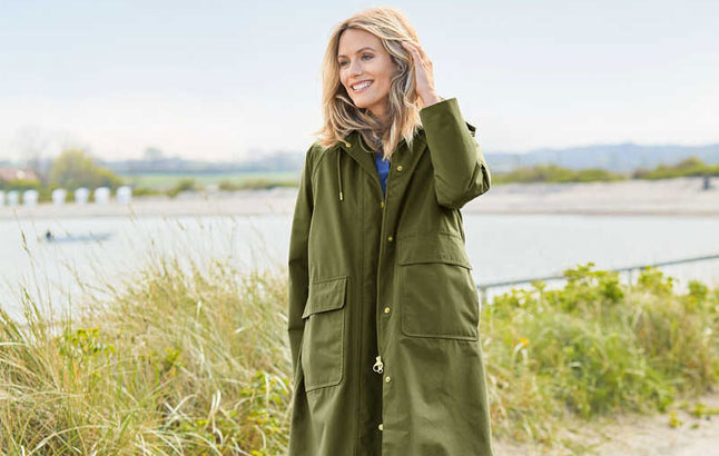 Frau im Barbour-Parka am Strand