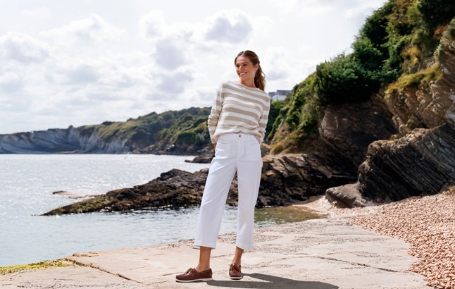 Frau im Bretonshirt zu weißer Hose