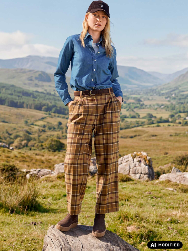 Moderne Bundfaltenhose mit Schottenkaro im Golferlook kombiniert