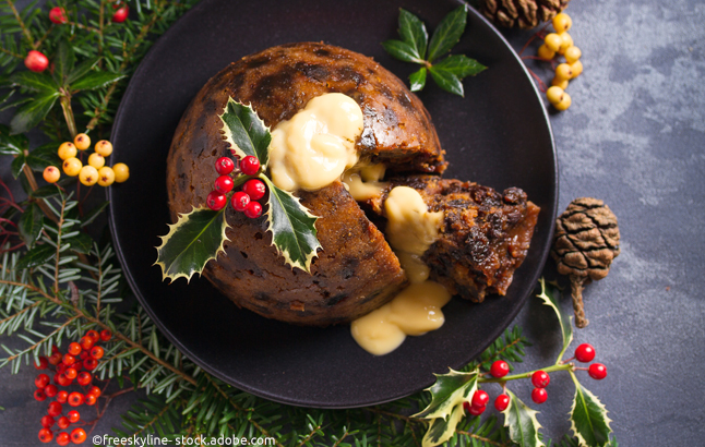 Plum Pudding mit Barndy Butter und Ilex-Dekoration