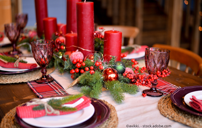 Festlich gedeckter Tisch für den Weihnachtsabend