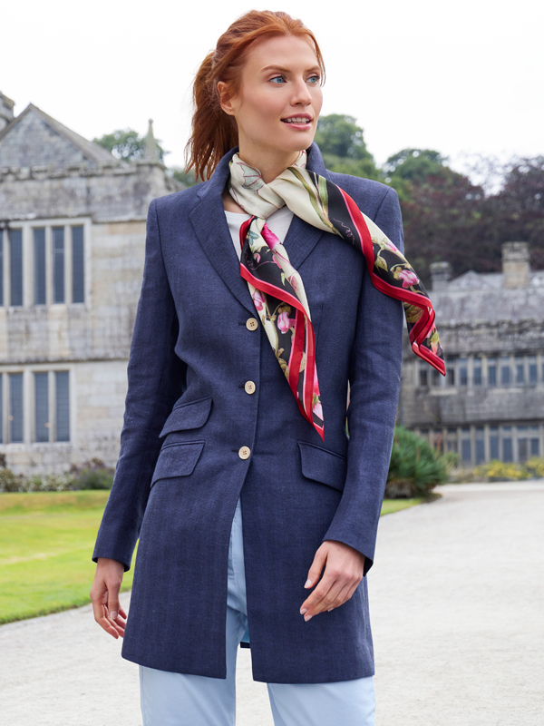 Blazermantel klassisch mit Schaltuch und Marlenehose kombiniert