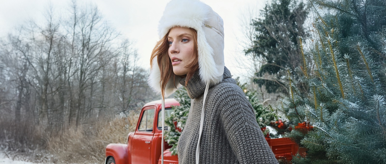 Frau im verschneiten Wald