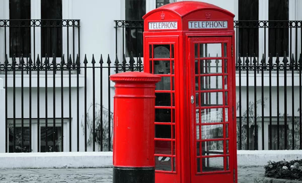 Britische Telefonzelle und Briefkasten