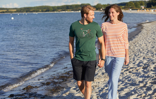 Paar am Strand in lässiger Kleidung