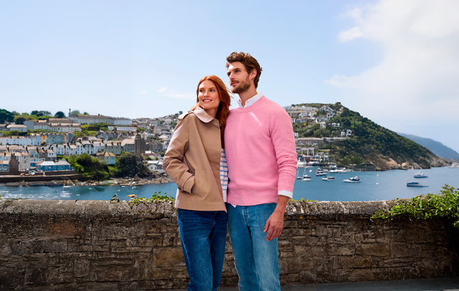 Paar vor Cornwall-Kulisse