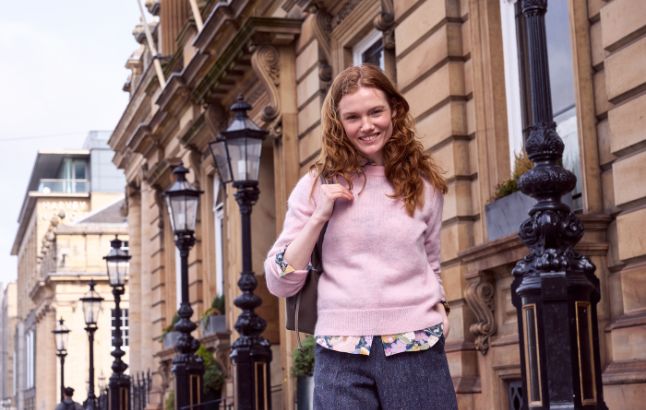 Frau in rosanen Pullover