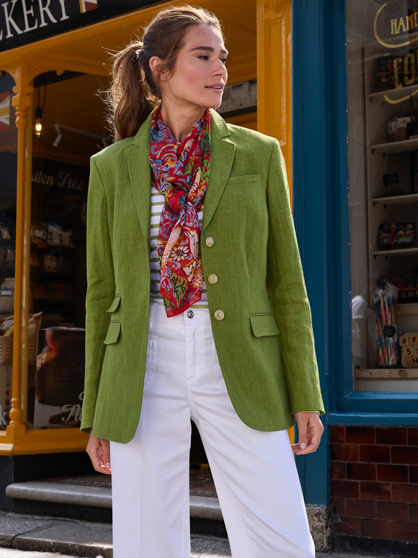 Kiwi-Grüner Blazer mit weißer Hose und Streifenshirt kombiniert