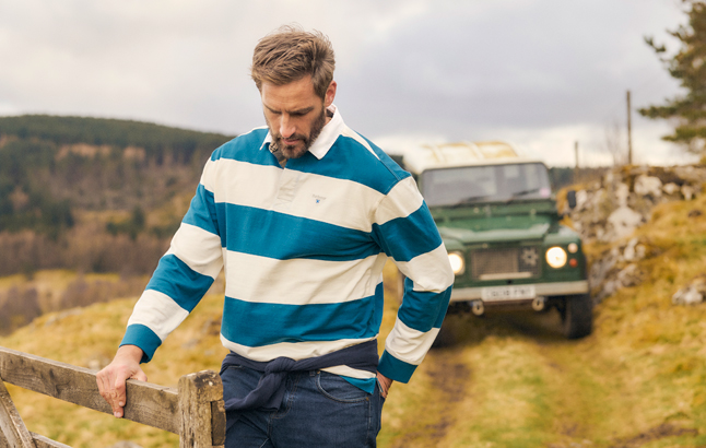 Mann im Rugby-Shirt von Barbour