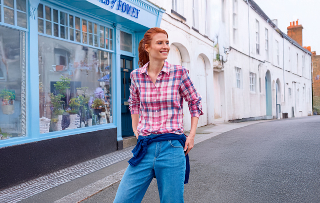 Frau in leuchtender Karobluse