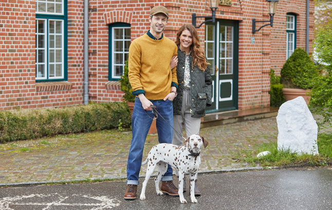 Mann und Frau mit Hund