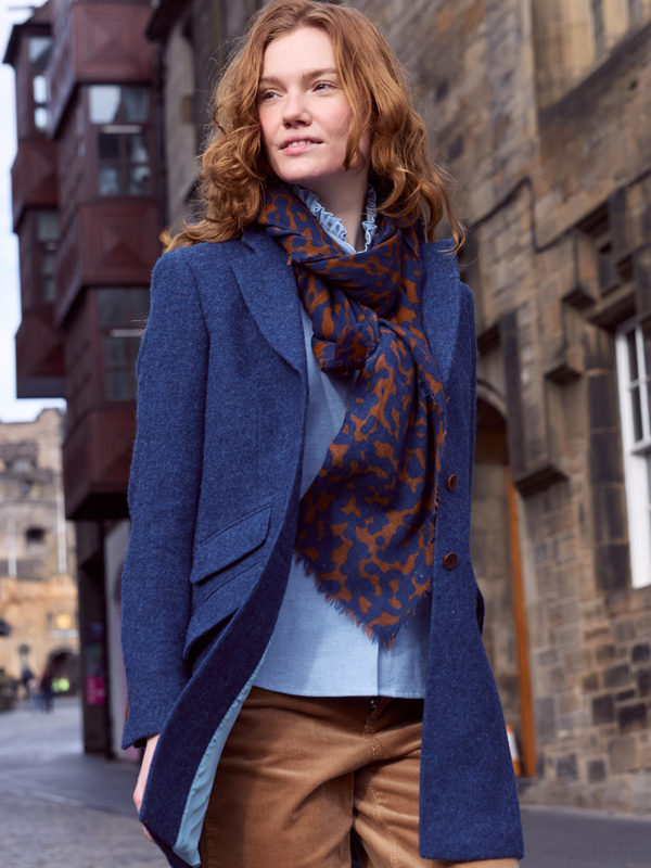 Klassischer Blazermantel Modern Business Look mit Longblazer Bluse und Schal