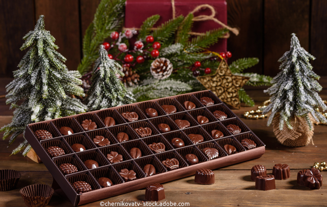 Pralinen in weihnachtlicher Geschenkverpackung