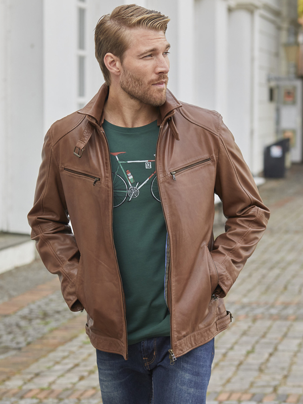 Herren-Lederjacke lässig kombiniert mit Statement-Shirt