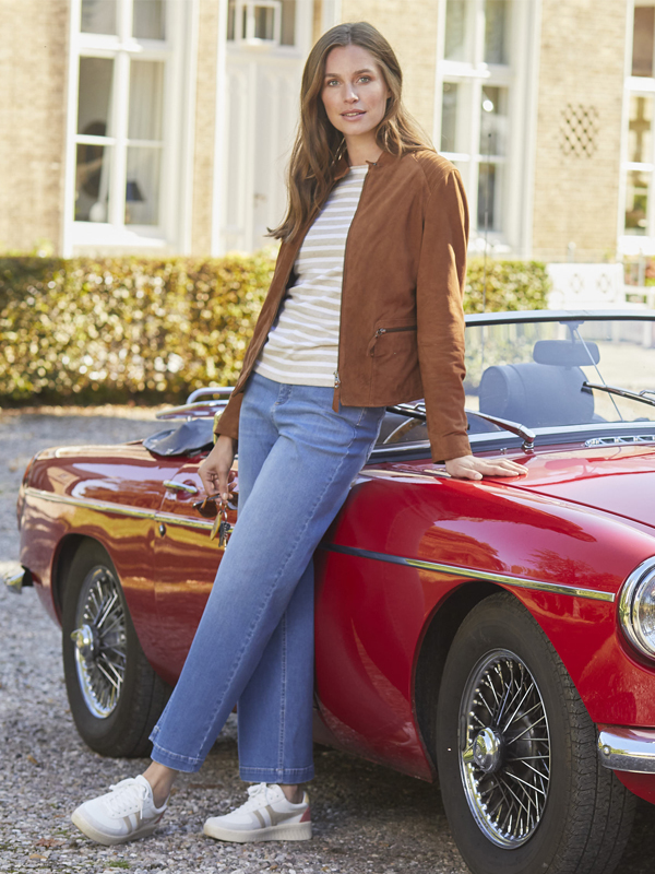 Lederjacke mit Streifenshirt & Sneakern kombiniert