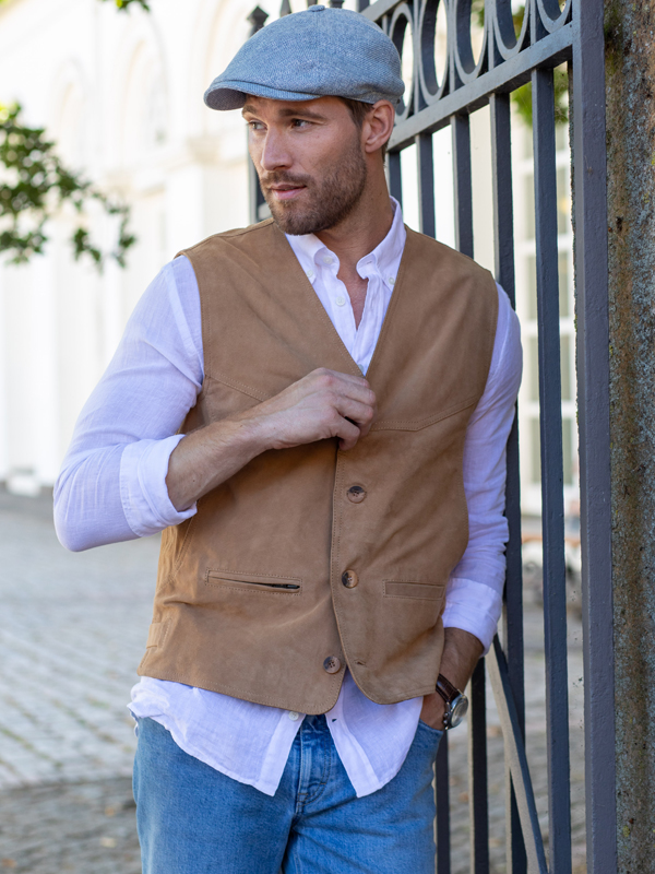 Lederweste mit Hemd & Kappe kombiniert